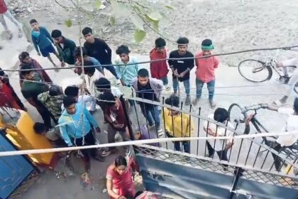 समस्तीपुर में छेड़खानी से परेशान छात्रा ने की खुदकुशी, घर में घुसकर मनचलों ने की थी खींचतान 12