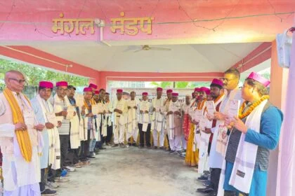 बेगूसराय के सुप्रसिद्ध लोकगायक व साहित्यकार डॉ सच्चिदानंद पाठक की काव्य पुस्तक "भावाभिव्यन्जनाऐ " का किया गया लोकार्पण 16