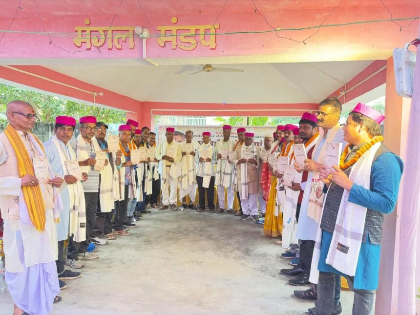 बेगूसराय के सुप्रसिद्ध लोकगायक व साहित्यकार डॉ सच्चिदानंद पाठक की काव्य पुस्तक "भावाभिव्यन्जनाऐ " का किया गया लोकार्पण 1