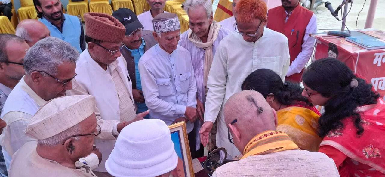 बेगूसराय के सुप्रसिद्ध लोकगायक व साहित्यकार डॉ सच्चिदानंद पाठक की काव्य पुस्तक "भावाभिव्यन्जनाऐ " का किया गया लोकार्पण 5