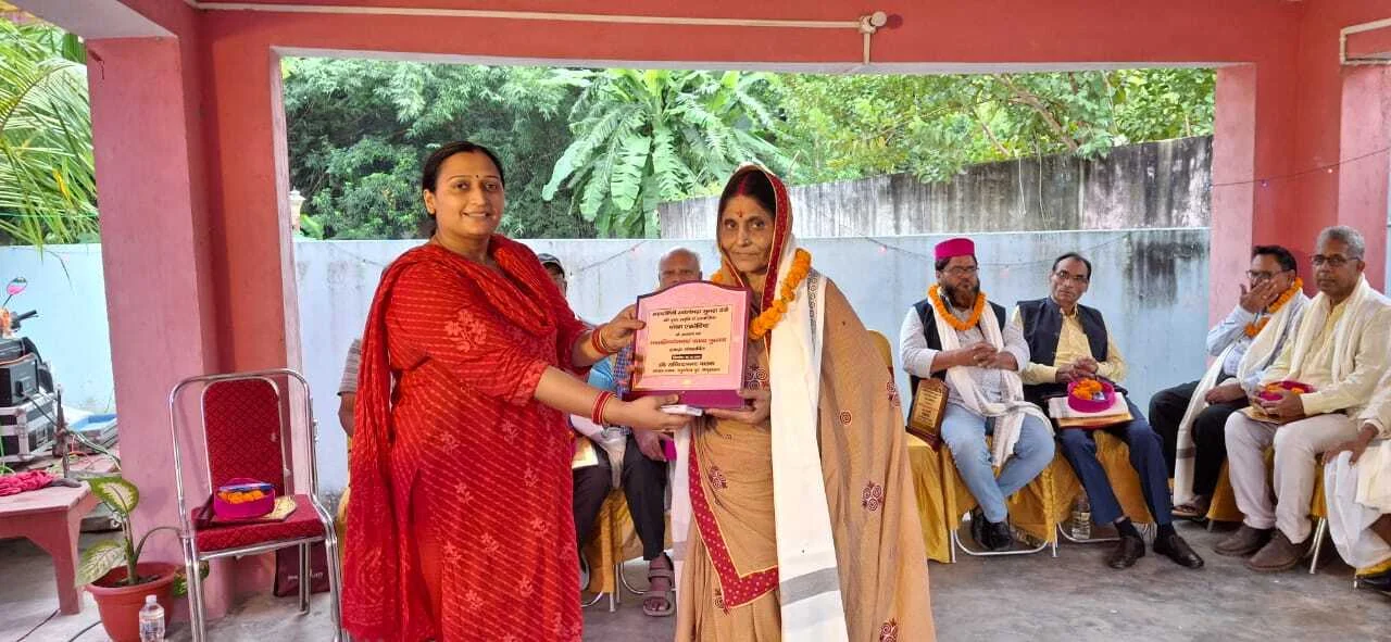 बेगूसराय के सुप्रसिद्ध लोकगायक व साहित्यकार डॉ सच्चिदानंद पाठक की काव्य पुस्तक "भावाभिव्यन्जनाऐ " का किया गया लोकार्पण 3