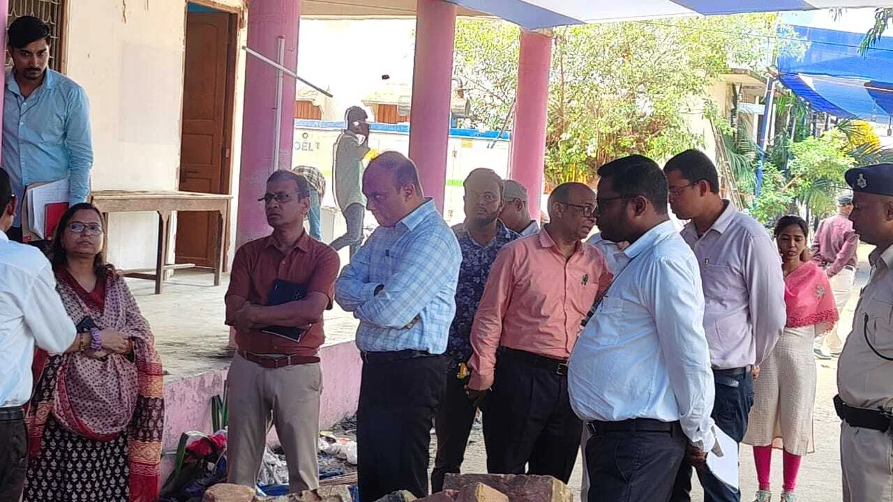 समस्तीपुर जिला निर्वाचन पदाधिकारी ने डिस्पैच केंद्र की व्यवस्थाओं का लिया जायजा,दिए आवश्यक निर्देश 2