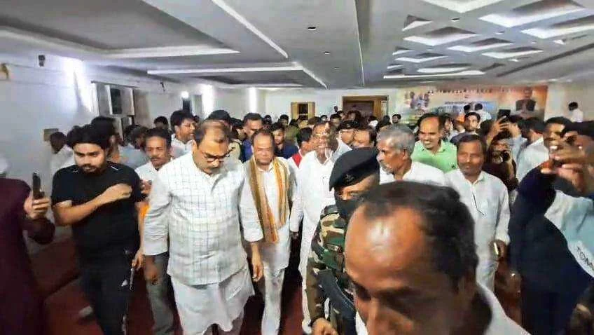 झारखंड के स्वास्थ्य मंत्री इरफान अंसारी पहुंचे बिहारशरीफ विधानसभा, एनडीए पर साधा निशाना कहा - बिहार में अब जंगल राज नहीं बल्कि राक्षसों का राज है 2