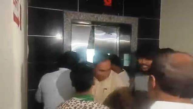 समस्तीपुर में बड़ा हादसा टला: मंत्री महेश्वर हजारी एक घंटे तक लिफ्ट में फंसे, होटल प्रबंधन पर उठे सवाल 1