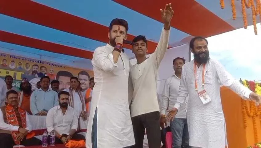 बिहार में बुझे हुए लालटेन नहीं, चमकता हुआ‘ चिराग’ चाहिए - देवेंद्र फडणवीस 3