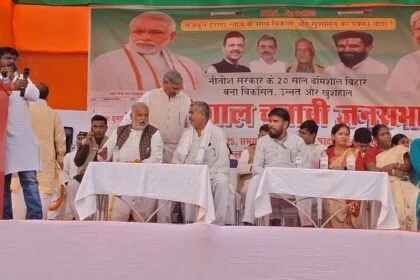 नालंदा में चिराग पासवान की जनसभा में उमड़ा जनसैलाब, दो मिनट के भाषण में श्रवण कुमार के लिए मांगा वोट, चिराग के सभा में देरी होने पर गाना बजाकर किया कार्यकर्ताओं का मनोरंजन 16