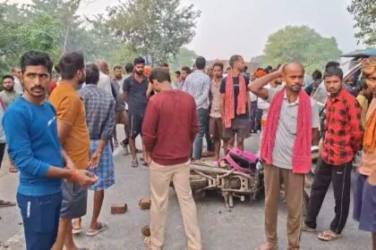 नालंदा: स्कूल जाने के क्रम मे अनियंत्रित ट्रक ने मोटरसाइकिल सवार पिता पुत्री और पुत्र को कुचला, पुत्री की हुई मौत दो अन्य गंभीर रूप से जख़्मी 21