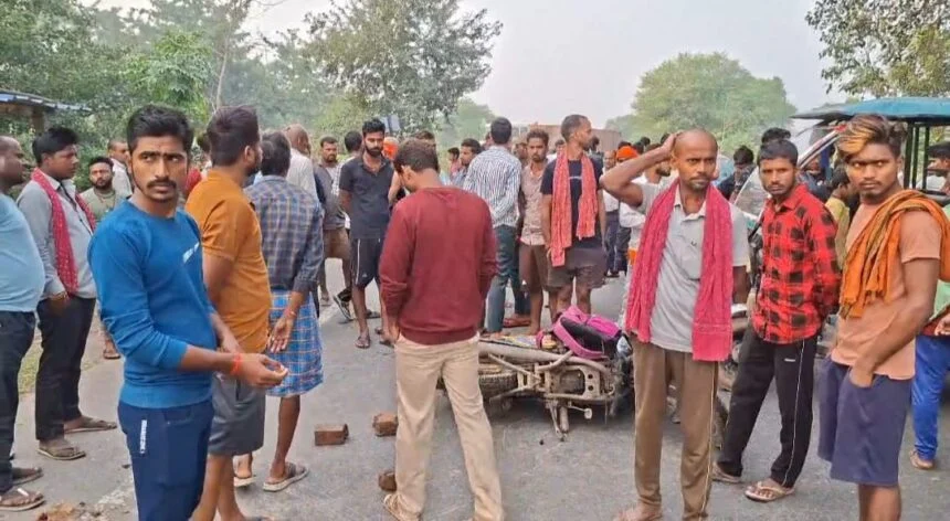 नालंदा: स्कूल जाने के क्रम मे अनियंत्रित ट्रक ने मोटरसाइकिल सवार पिता पुत्री और पुत्र को कुचला, पुत्री की हुई मौत दो अन्य गंभीर रूप से जख़्मी 1