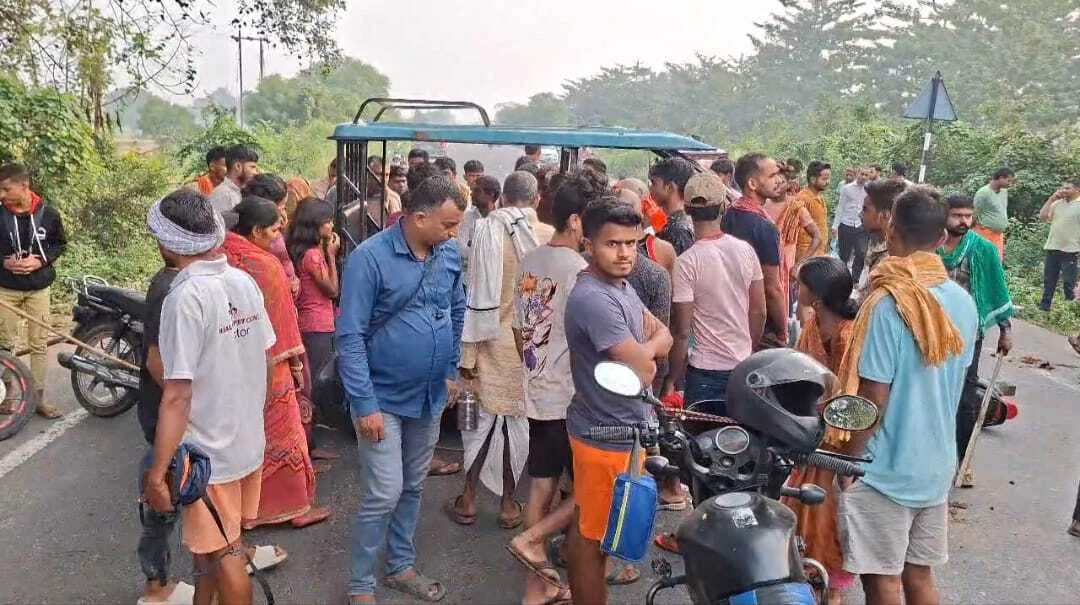 नालंदा: स्कूल जाने के क्रम मे अनियंत्रित ट्रक ने मोटरसाइकिल सवार पिता पुत्री और पुत्र को कुचला, पुत्री की हुई मौत दो अन्य गंभीर रूप से जख़्मी 2