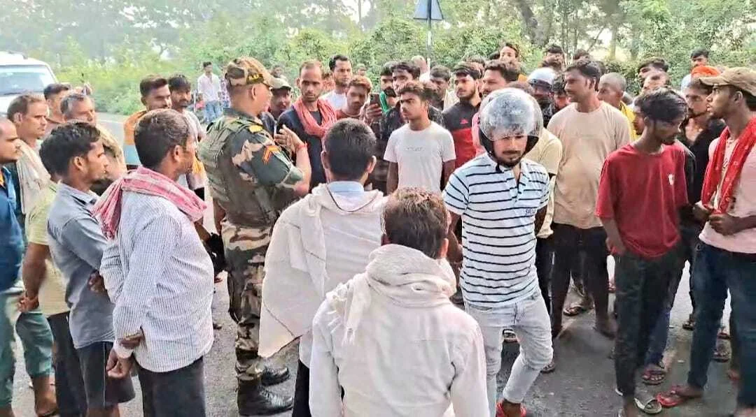 नालंदा: स्कूल जाने के क्रम मे अनियंत्रित ट्रक ने मोटरसाइकिल सवार पिता पुत्री और पुत्र को कुचला, पुत्री की हुई मौत दो अन्य गंभीर रूप से जख़्मी 3