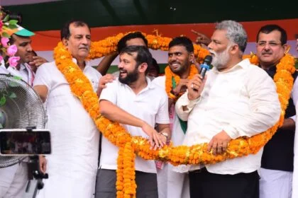 गरीब दास को समर्थन दिलाने भगवानपुर पहुंचे पप्पू यादव, कहा– “एक मौका दें, बेटा विधायक बनेगा तो मंत्री भी बनेगा” 16