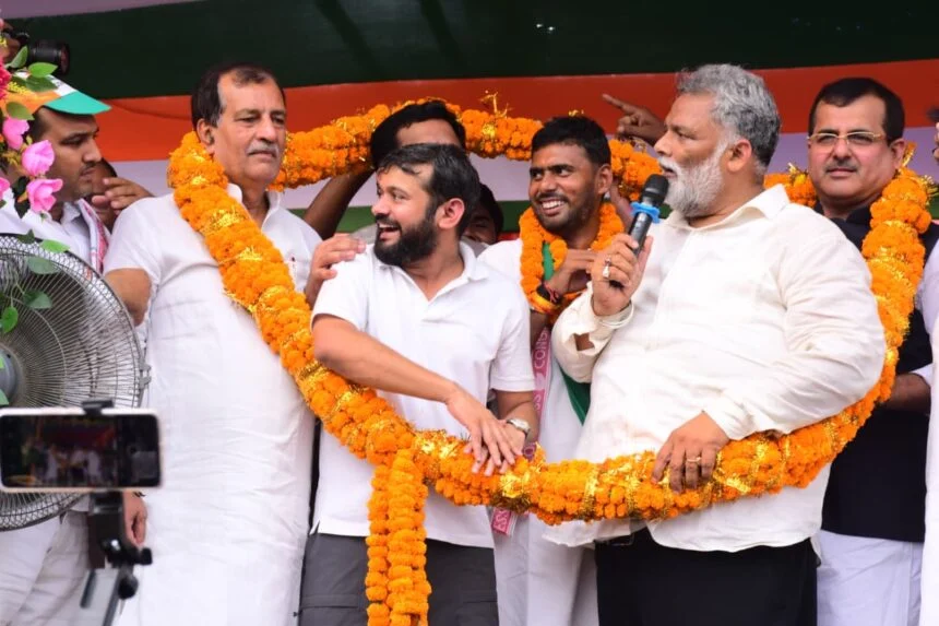 गरीब दास को समर्थन दिलाने भगवानपुर पहुंचे पप्पू यादव, कहा– “एक मौका दें, बेटा विधायक बनेगा तो मंत्री भी बनेगा” 1