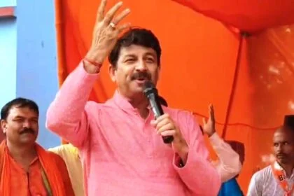 बेगूसराय में बीजेपी सांसद मनोज तिवारी की जनसभा, कुंदन कुमार सिंह के लिए मांगा समर्थन - कहा, 'नीतीश-मोदी की जोड़ी ने दिया विकास' 4