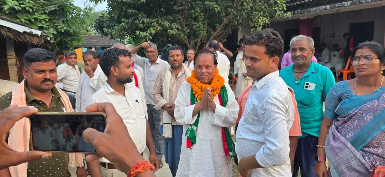 चुनाव के अंतिम दिन बछवाड़ा विधानसभा के महागठबंधन समर्थित भाकपा उम्मीदवार अवधेश कुमार राय का जोरदार जनसंपर्क अभियान 2