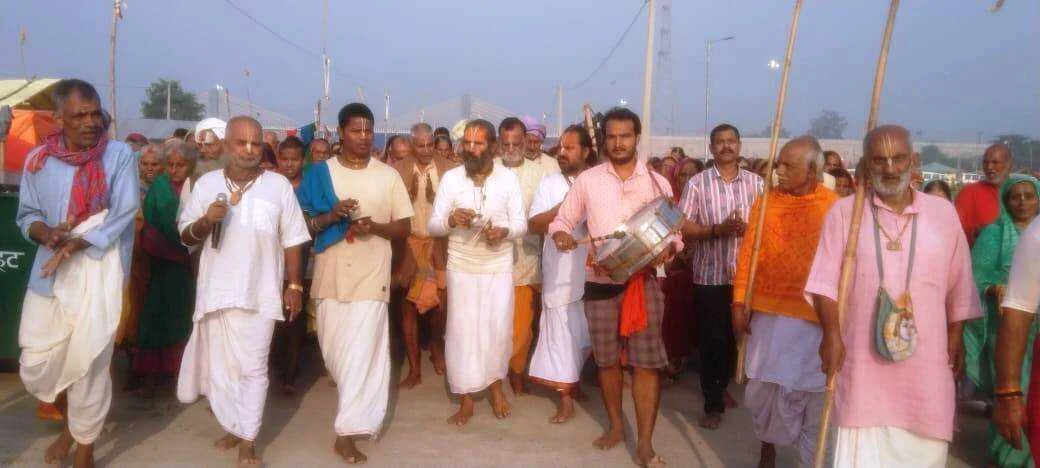 कार्तिक पूर्णिमा के दिन 16 घण्टे में 18 घाटों पर लाखों श्रद्धालुओं ने गंगा में स्नान के साथ लगाया आस्था की डुबकी 2