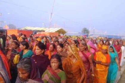 कार्तिक पूर्णिमा के दिन 16 घण्टे में 18 घाटों पर लाखों श्रद्धालुओं ने गंगा में स्नान के साथ लगाया आस्था की डुबकी 12