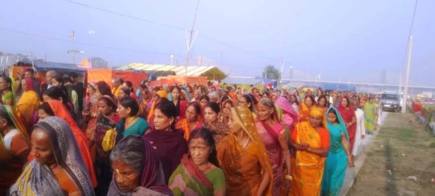 कार्तिक पूर्णिमा के दिन 16 घण्टे में 18 घाटों पर लाखों श्रद्धालुओं ने गंगा में स्नान के साथ लगाया आस्था की डुबकी 1