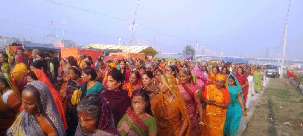 कार्तिक पूर्णिमा के दिन 16 घण्टे में 18 घाटों पर लाखों श्रद्धालुओं ने गंगा में स्नान के साथ लगाया आस्था की डुबकी 6