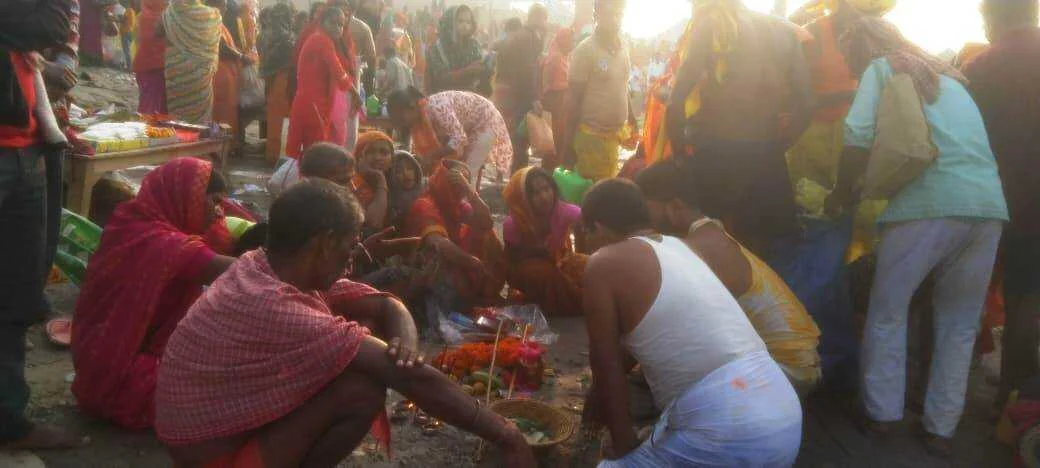 कार्तिक पूर्णिमा के दिन 16 घण्टे में 18 घाटों पर लाखों श्रद्धालुओं ने गंगा में स्नान के साथ लगाया आस्था की डुबकी 4