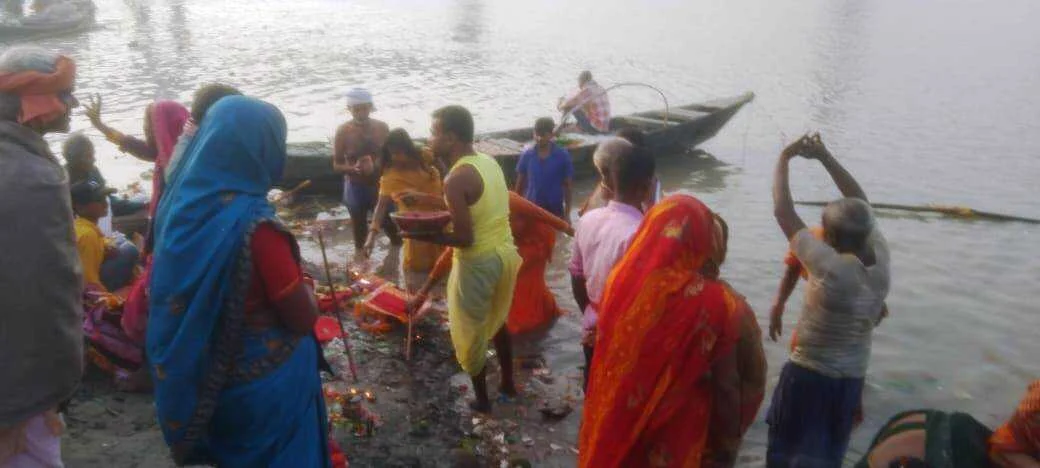 कार्तिक पूर्णिमा के दिन 16 घण्टे में 18 घाटों पर लाखों श्रद्धालुओं ने गंगा में स्नान के साथ लगाया आस्था की डुबकी 5