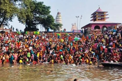 कार्तिक पुर्णिमा के अवसर पर झमटिया धाम गंगा घाट पर गंगा स्नान के लिए उमड़ी श्रद्धालुओ की भीड़   14