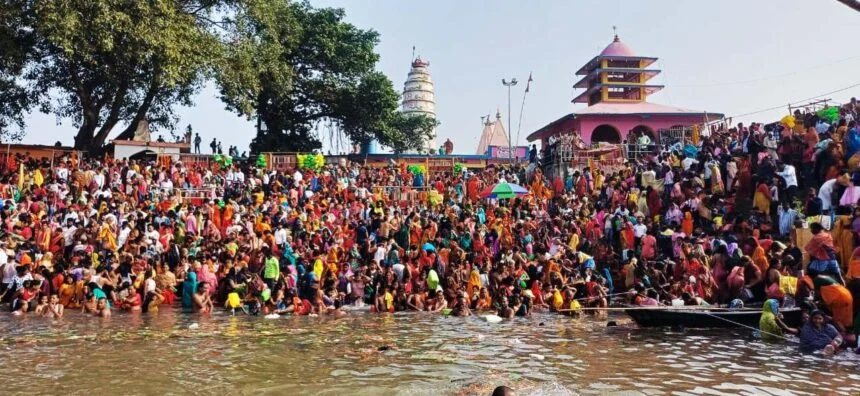 कार्तिक पुर्णिमा के अवसर पर झमटिया धाम गंगा घाट पर गंगा स्नान के लिए उमड़ी श्रद्धालुओ की भीड़   1