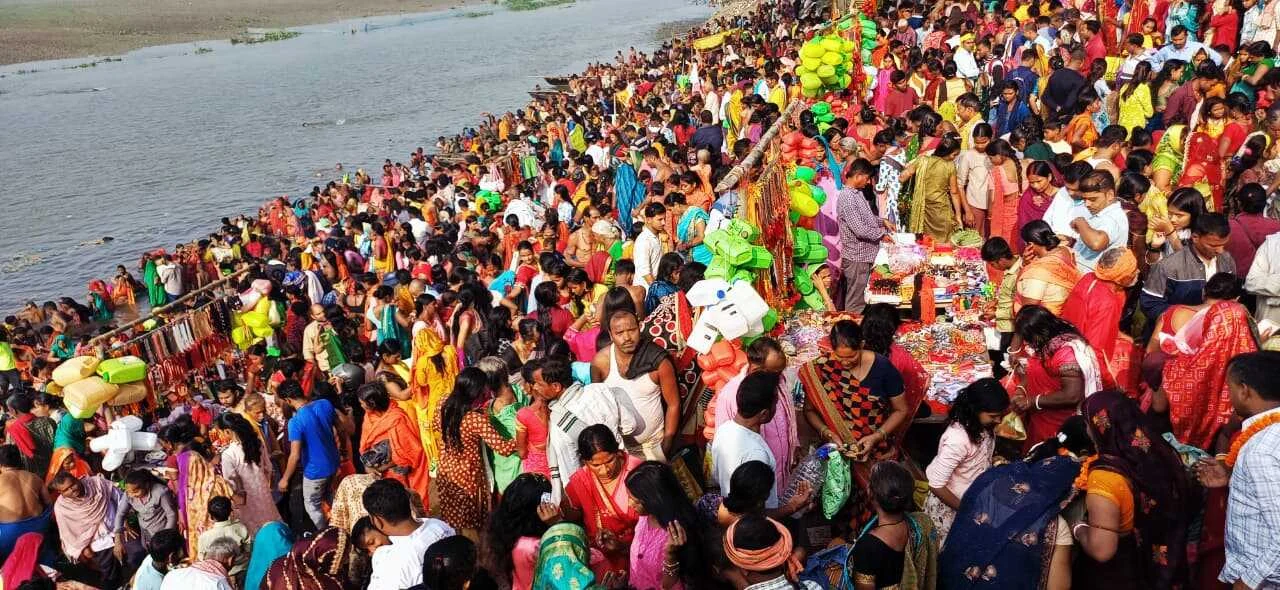 कार्तिक पुर्णिमा के अवसर पर झमटिया धाम गंगा घाट पर गंगा स्नान के लिए उमड़ी श्रद्धालुओ की भीड़   3