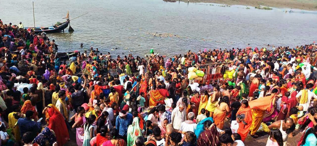 कार्तिक पुर्णिमा के अवसर पर झमटिया धाम गंगा घाट पर गंगा स्नान के लिए उमड़ी श्रद्धालुओ की भीड़   2