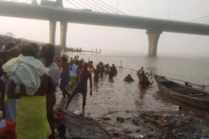 गंगा नदी तट एवं मेला क्षेत्र सिमरिया धाम में फैली गंदगी के बीच स्नान करने को लाचार दिखे स्नानार्थी 33