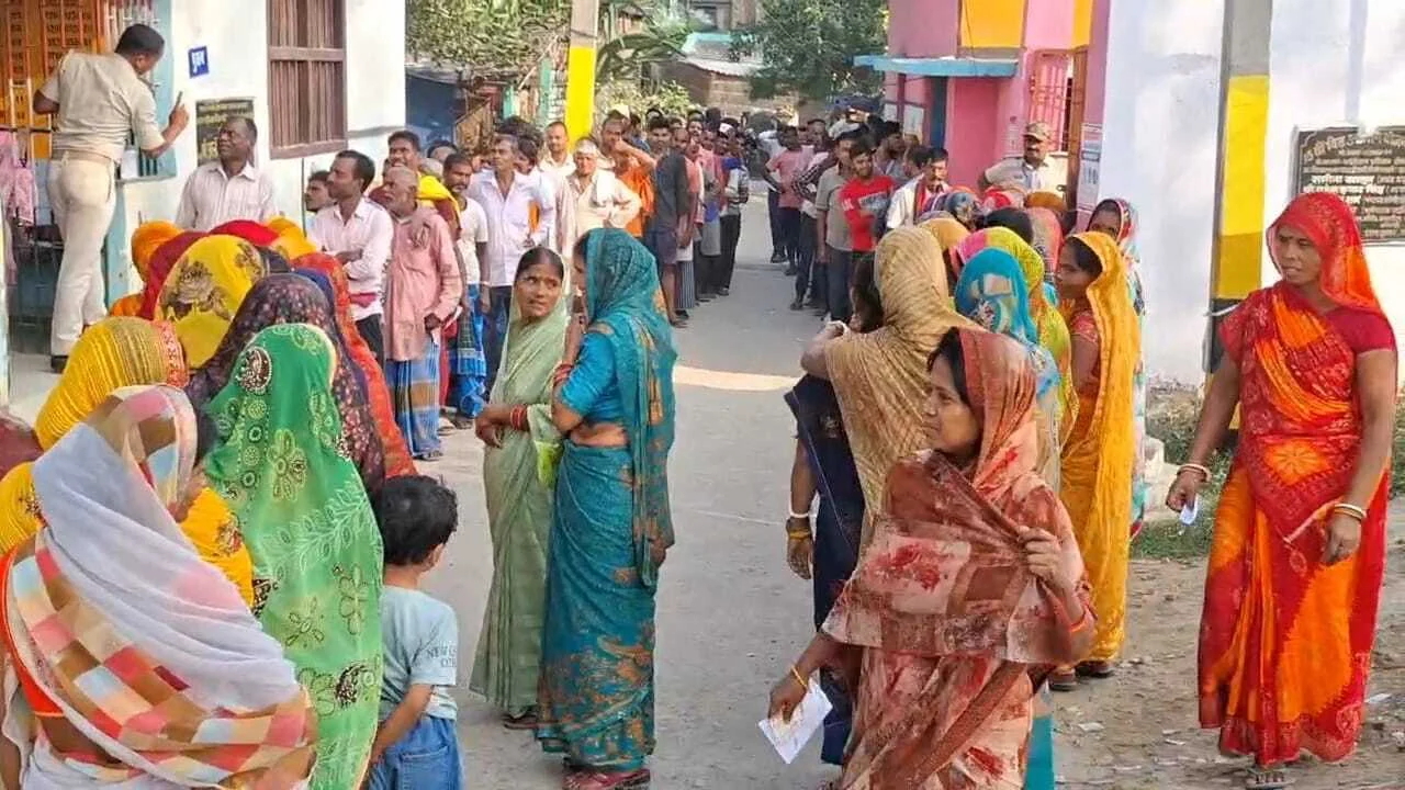 समस्तीपुर: बिहार विधानसभा चुनाव के पहले चरण में वोटिंग जारी, सुबह 10 बजे तक जिले की सभी 10 सीटों पर 12 प्रतिशत मतदान दर्ज 3