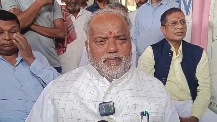 नालंदा: खेसारी पर बरसे मंत्री श्रवण कुमार, कहा नाचने-गाने वाले कलेक्टर नहीं बनते. बिहार में महागठबंधन का होगा सुपड़ा साफ 1