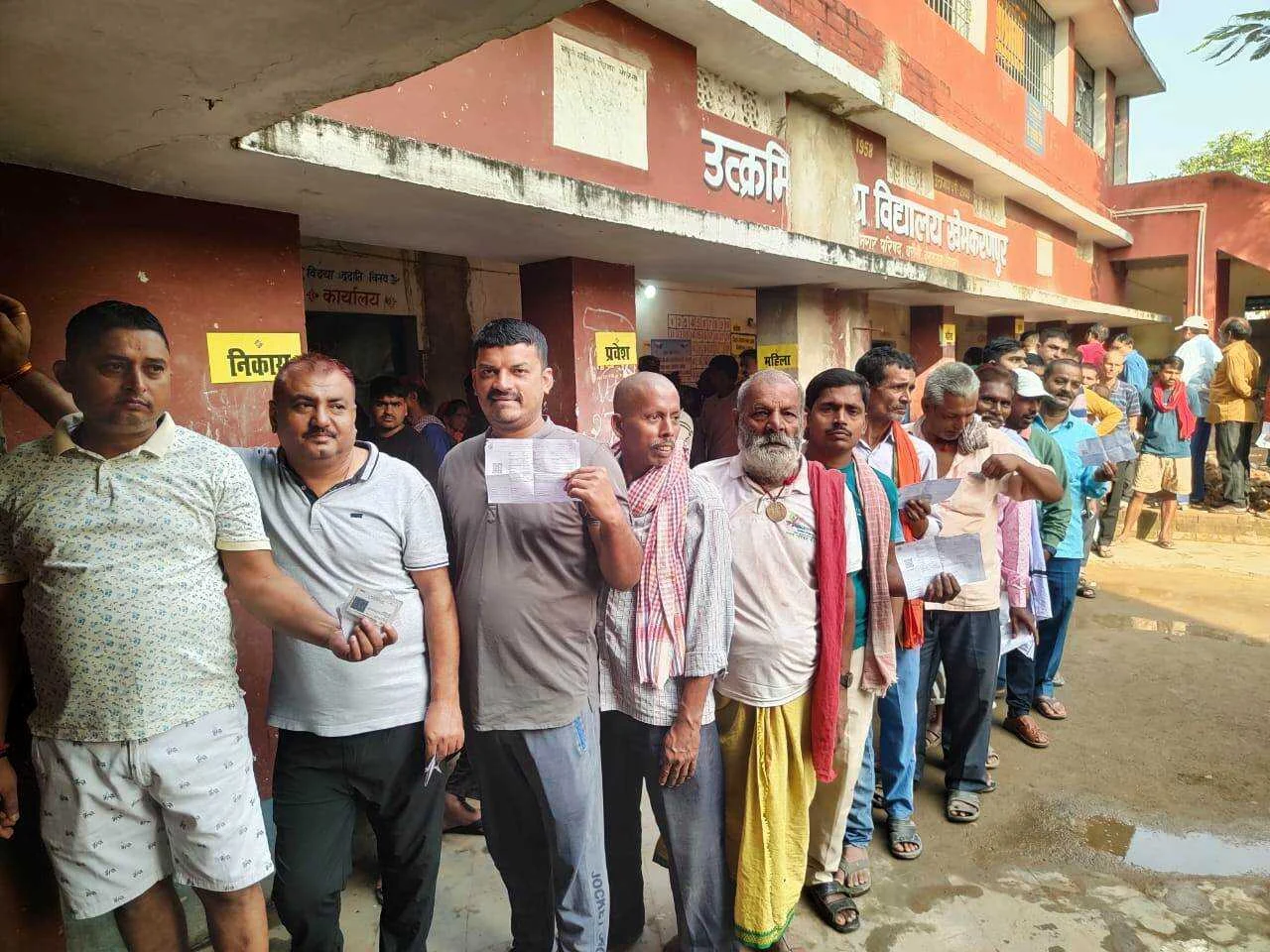 बरौनी बना लोकतंत्र के महापर्व का गवाह - तीनों विधानसभा क्षेत्रों में करीब 73% मतदान 4