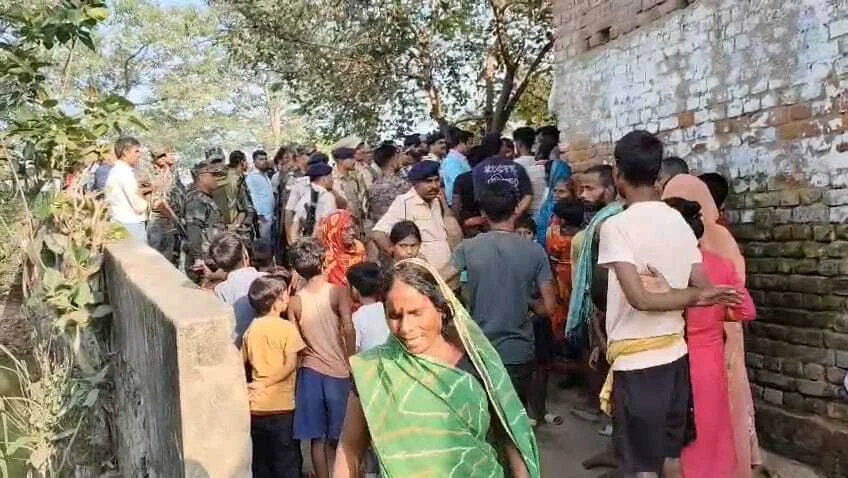 नालंदा: हरनौत प्रखंड के डिहरी पंचायत के मुशहरी गांव के बूथ संख्या 280 पर चार बजे तक नहीं पड़े एक भी वोट, स्थानीय प्रशासन ग्रामीणों को समझने में जुटी 3