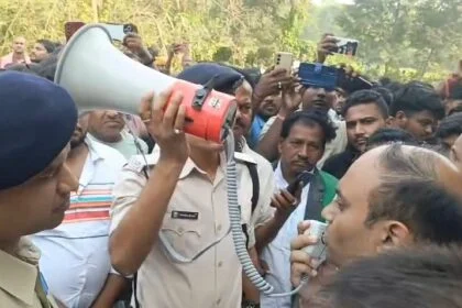 समस्तीपुर में हजारों वीवीपैट पर्चियां कूड़े में फेंकी मिलीं, प्रशासन हरकत में -  डीएम-एसपी ने की जांच शुरू 21