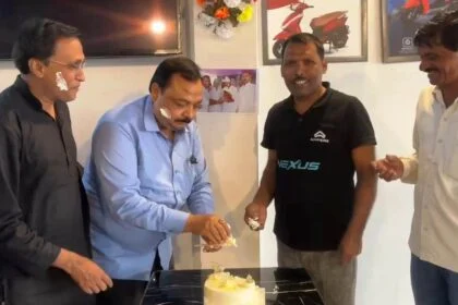 समस्तीपुर में तेजस्वी यादव का 36वां जन्मदिन हर्षोल्लास से मनाया गया, राजद कार्यकर्ताओं ने काटा केक और दी दीर्घायु की शुभकामनाएं 24