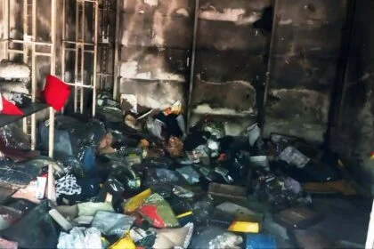 बछवाड़ा बाजार में कपडे दूकान में अचानक लगी आग, करीब बीस लाख रुपये का कपडे के सामान जलकर राख 29