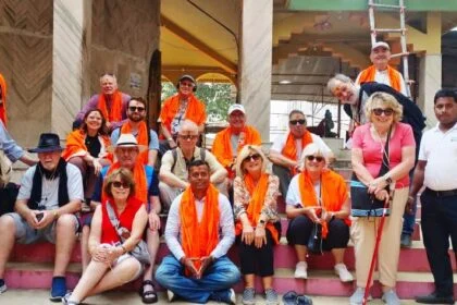 सिमरिया धाम पहुंचे विदेशी सैलानी, गंगा क्रूज से यात्रा करते हुए सर्वमंगला आश्रम में की पूजा-अर्चना 2