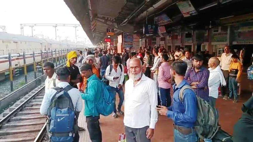 समस्तीपुर जंक्शन पर फिर उमड़ी 'प्रवासी' भीड़, छठ और वोटिंग के बाद अब नौकरी की मजबूरी में पलायन 4