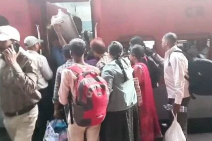 समस्तीपुर जंक्शन पर फिर उमड़ी 'प्रवासी' भीड़, छठ और वोटिंग के बाद अब नौकरी की मजबूरी में पलायन 19