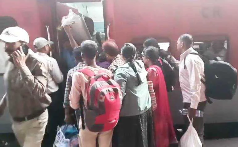 समस्तीपुर जंक्शन पर फिर उमड़ी 'प्रवासी' भीड़, छठ और वोटिंग के बाद अब नौकरी की मजबूरी में पलायन 1