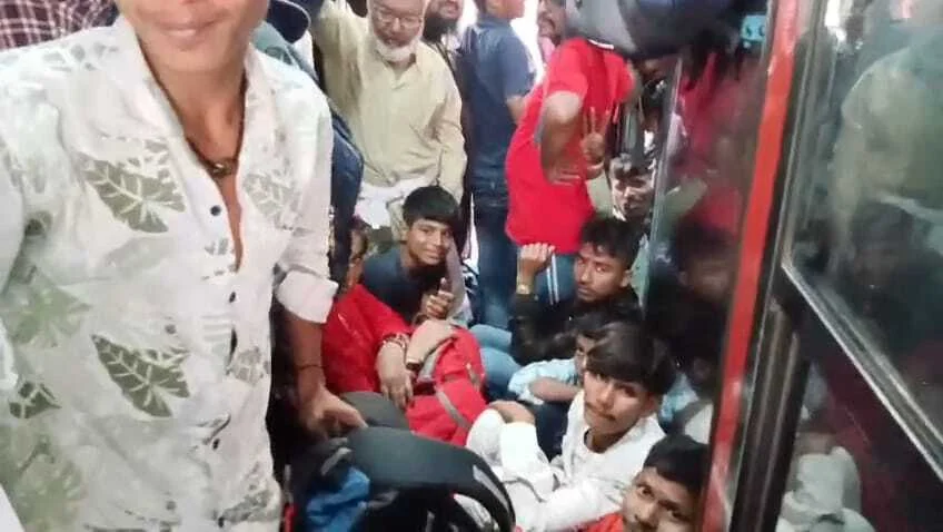 समस्तीपुर जंक्शन पर फिर उमड़ी 'प्रवासी' भीड़, छठ और वोटिंग के बाद अब नौकरी की मजबूरी में पलायन 3