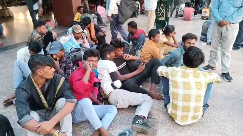 समस्तीपुर जंक्शन पर फिर उमड़ी 'प्रवासी' भीड़, छठ और वोटिंग के बाद अब नौकरी की मजबूरी में पलायन 2