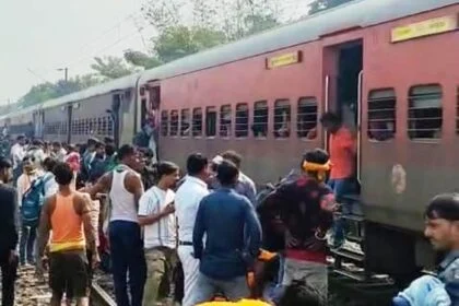 वैशाली सुपरफास्ट एक्सप्रेस में हादसा: ढोली स्टेशन के पास जनरल बोगी के ब्रेक में लगी आग, यात्रियों में मची भगदड़ 16