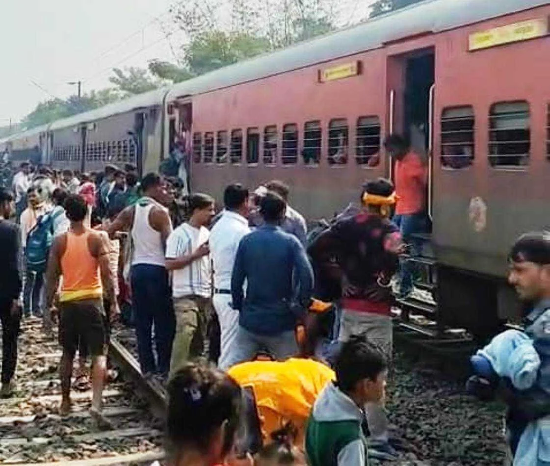 वैशाली सुपरफास्ट एक्सप्रेस में हादसा: ढोली स्टेशन के पास जनरल बोगी के ब्रेक में लगी आग, यात्रियों में मची भगदड़ 6