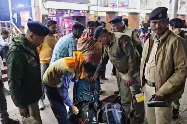 दिल्ली के लालकिला ब्लास्ट के बाद समस्तीपुर रेल मंडल हाई अलर्ट पर, स्टेशन पर RPF और रेल पुलिस का सघन सर्च ऑपरेशन 1