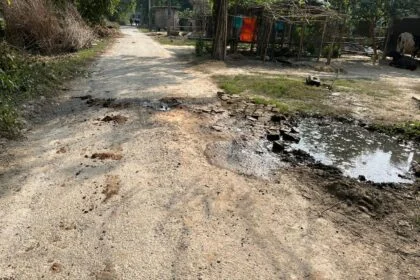भगवानपुर प्रखंड के भीठ सुलिश गेट से चेरिया तक सड़क जर्जर, ग्रामीणों ने की मरम्मत की मांग 12