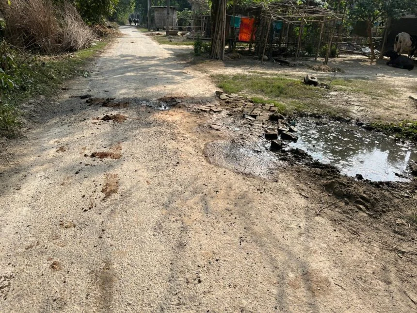 भगवानपुर प्रखंड के भीठ सुलिश गेट से चेरिया तक सड़क जर्जर, ग्रामीणों ने की मरम्मत की मांग 1