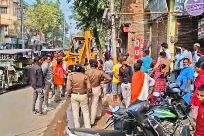बिहार शरीफ में बुलडोज़र एक्शन, रांची रोड से अतिक्रमण पर निगम की बड़ी कार्रवाई, नई सरकार का सख्त तेवर 4
