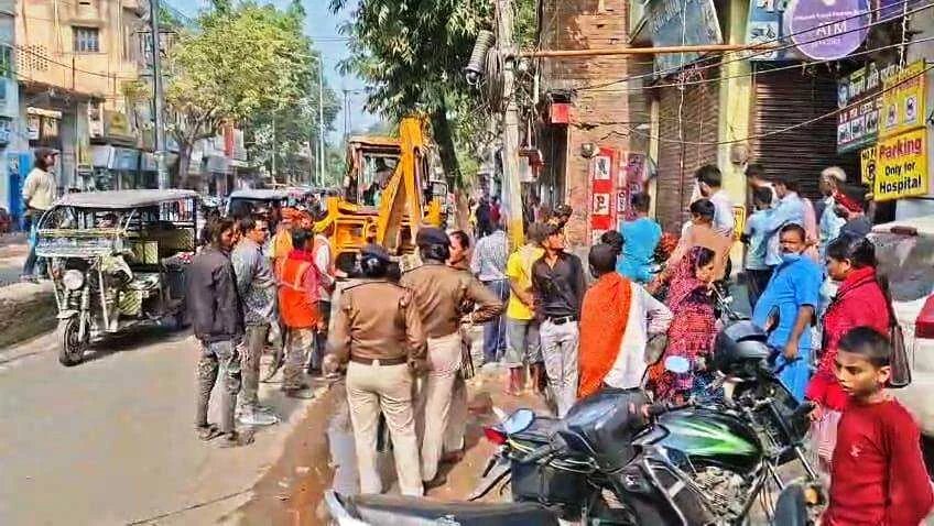 बिहार शरीफ में बुलडोज़र एक्शन, रांची रोड से अतिक्रमण पर निगम की बड़ी कार्रवाई, नई सरकार का सख्त तेवर 1