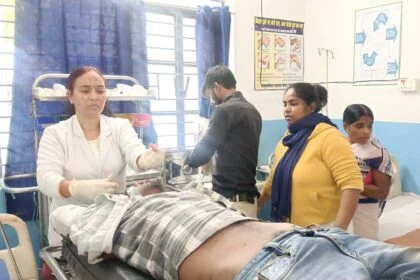 बछवाड़ा के NH-28 पर भीषण सड़क हादसा, पिकअप की टक्कर से बाइक सवार दो युवक गंभीर रूप से जख्मी 10